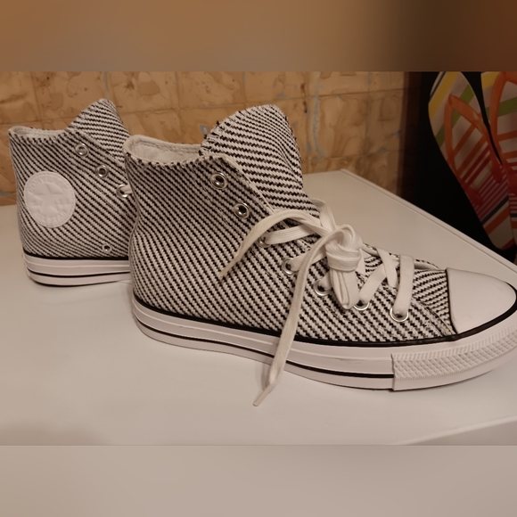 Converse Hightops - Picture 2 of 7